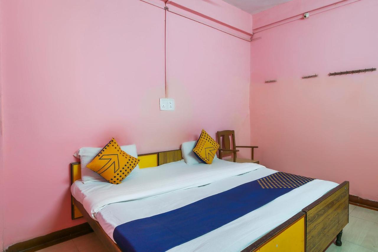 Spot On 67211 Hotel Gokul Daman Exteriör bild