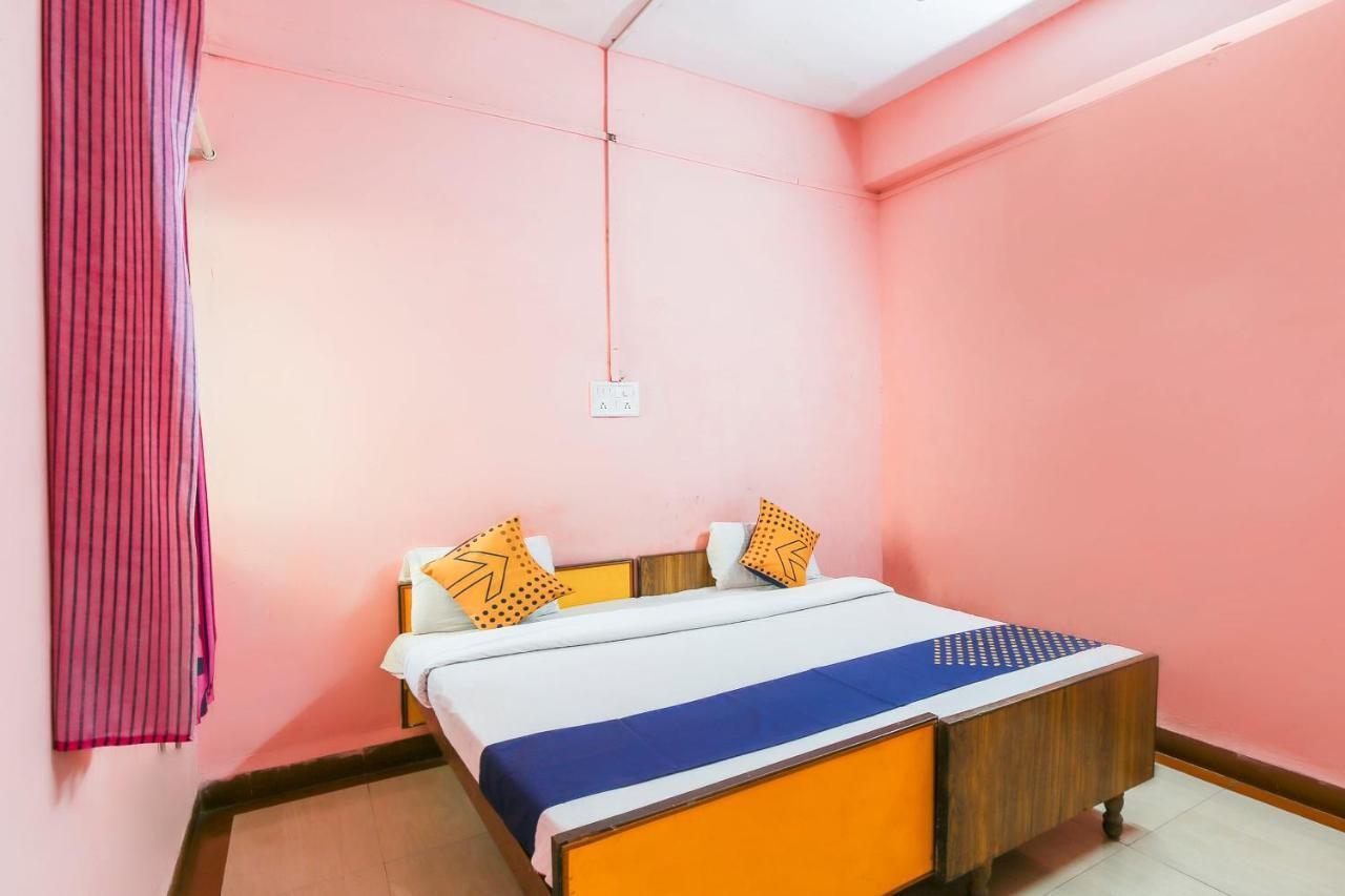 Spot On 67211 Hotel Gokul Daman Exteriör bild