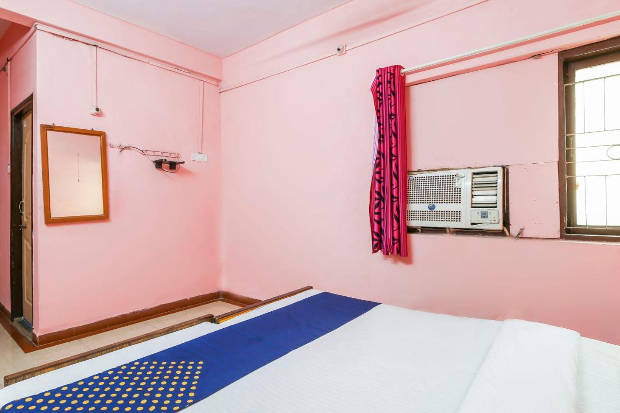 Spot On 67211 Hotel Gokul Daman Exteriör bild